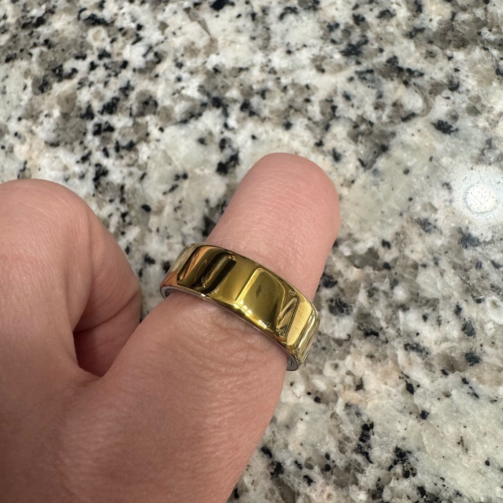 Oura Ring with Charger- Gold, Size 10 - Picture 2 of 3